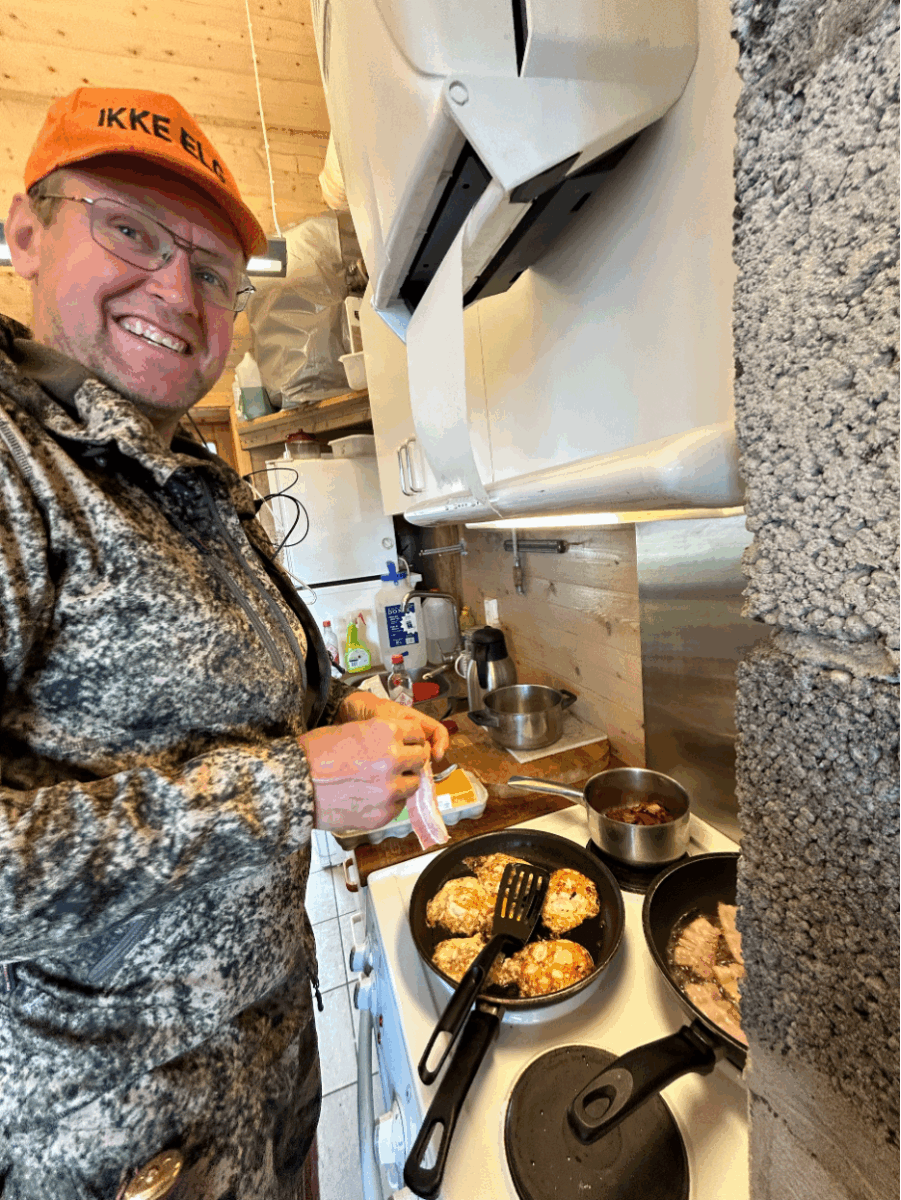 Steking av egg og bacon på kjøkkenet i hytta.