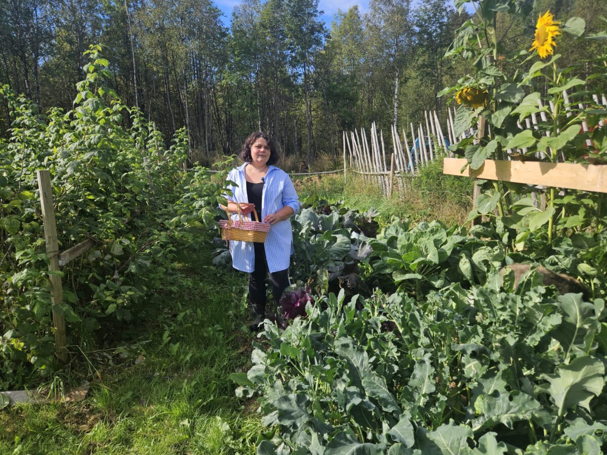 Nina Nilssen Nordlund i grønnsakshagen.