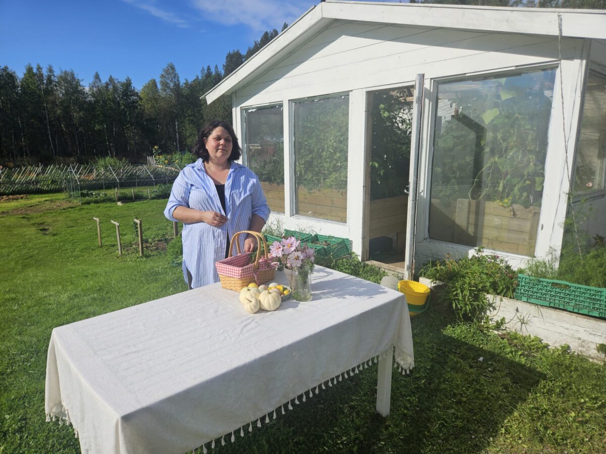 Nina ved drivhuset