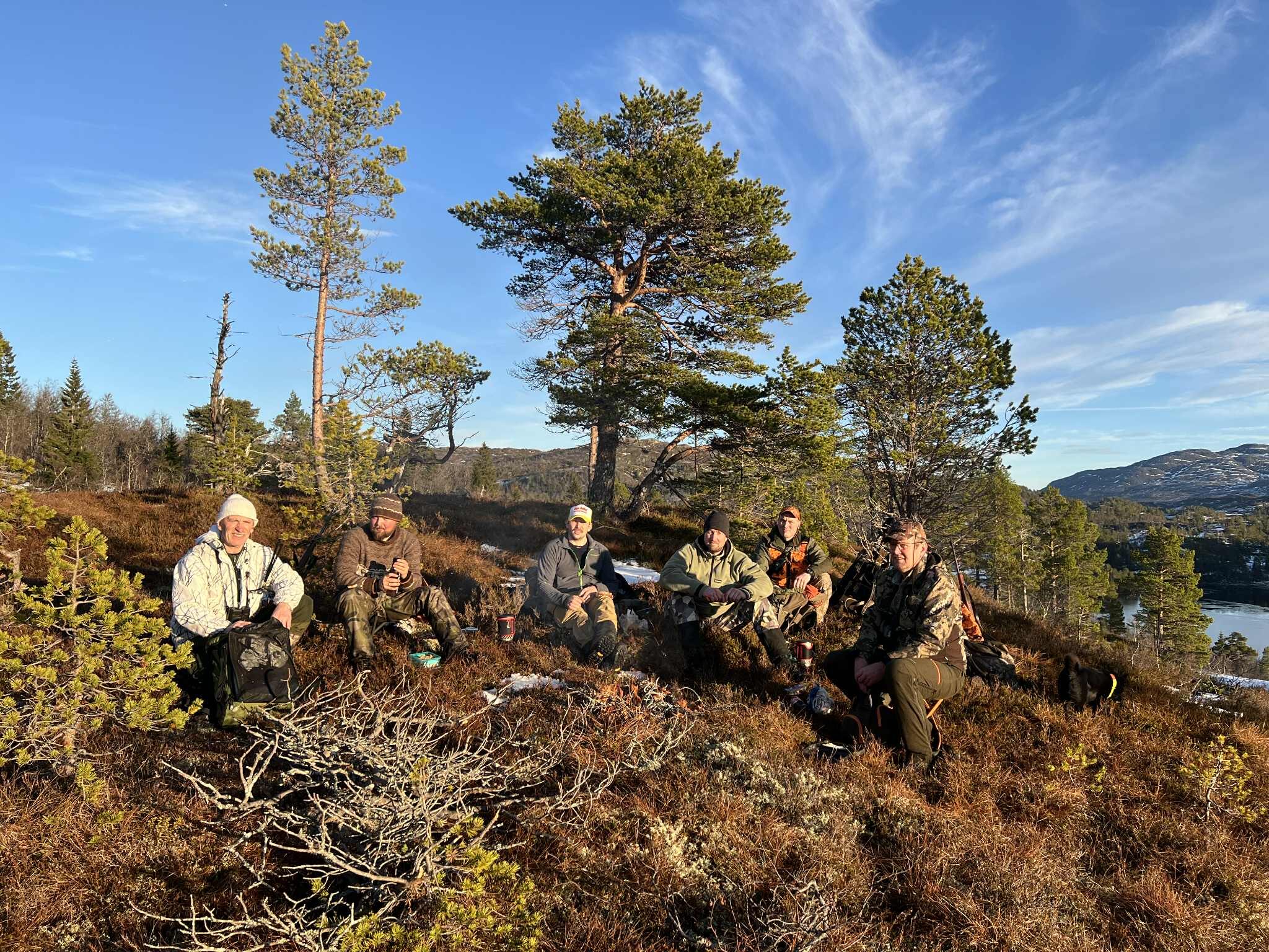 Matpause for jaktlaget ute i naturen.