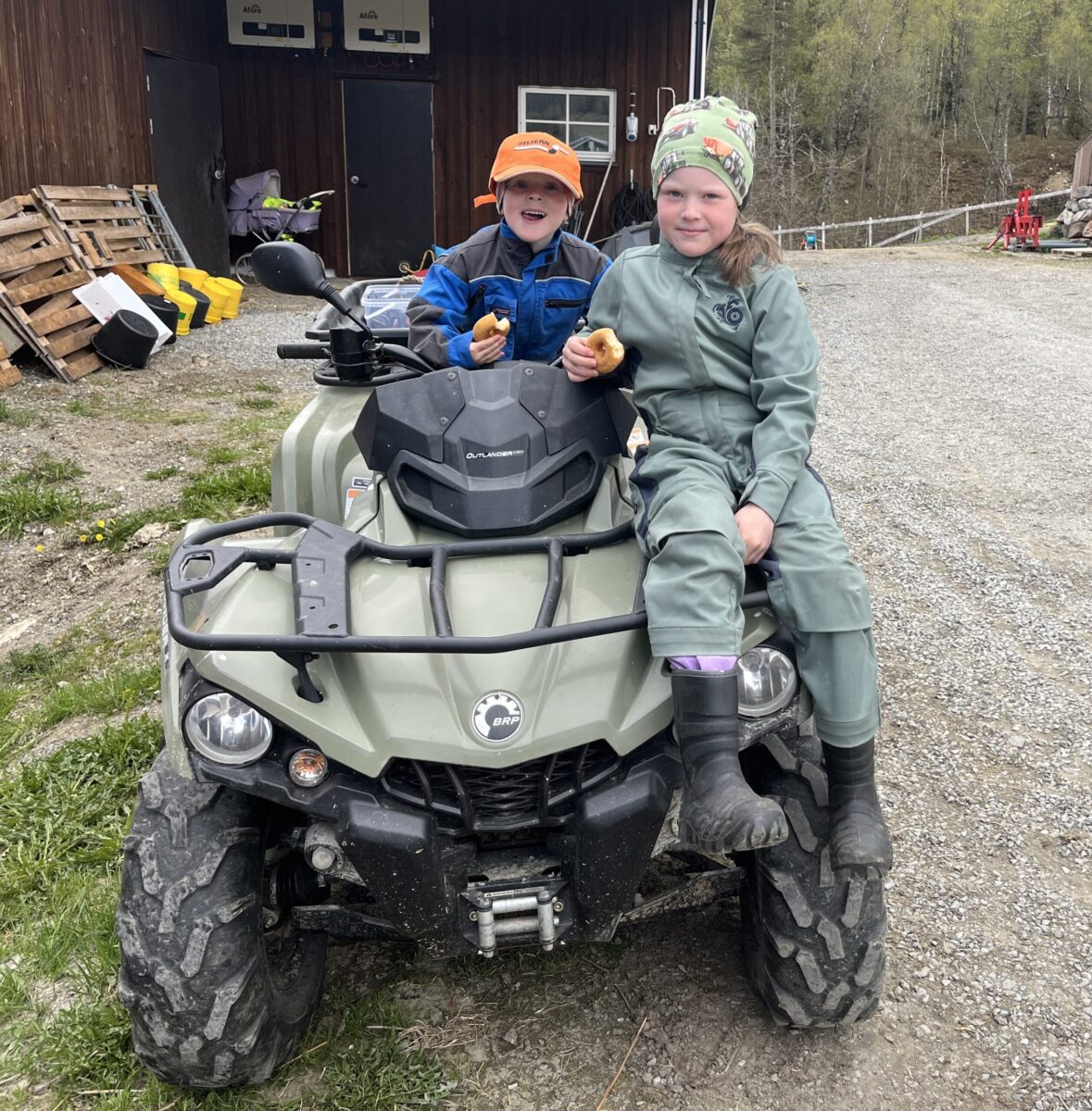to barn på en ATV