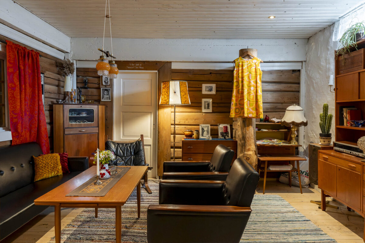 Lokale i retro, gammeldags stil med bord og dekorerte vegger. Lafta vegger og femtitalls stil. Sofa gruppe.