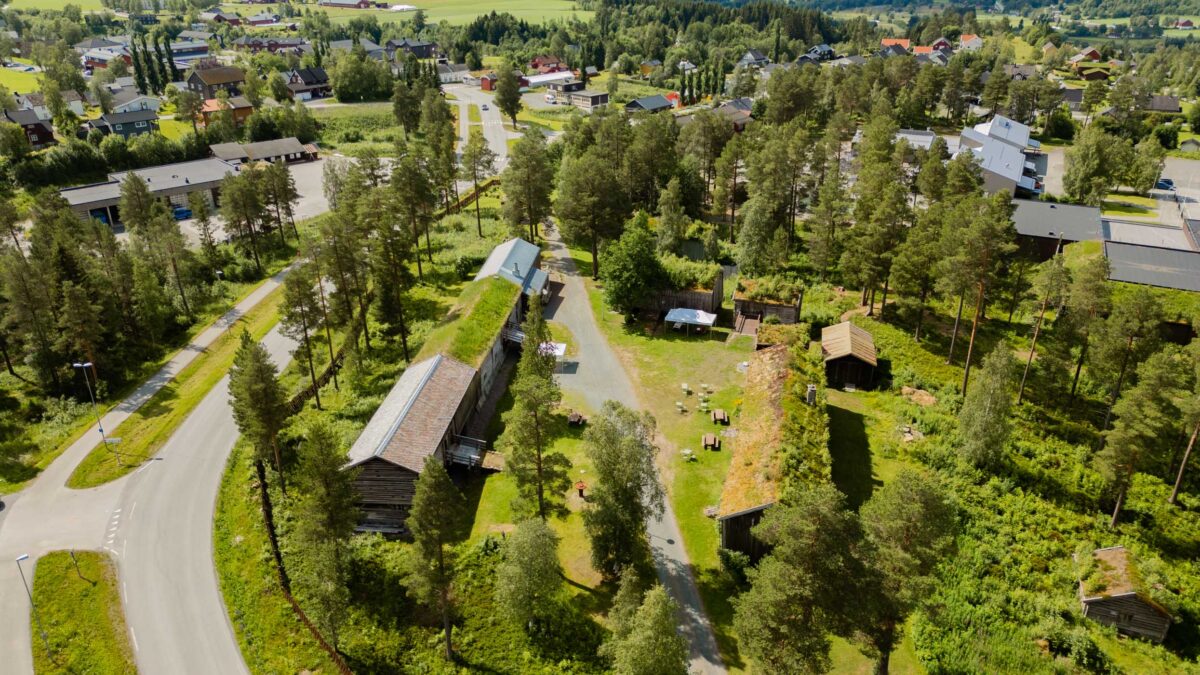 Oversiktsbilde som viser Rindal skimuseum i grønne omgivelser