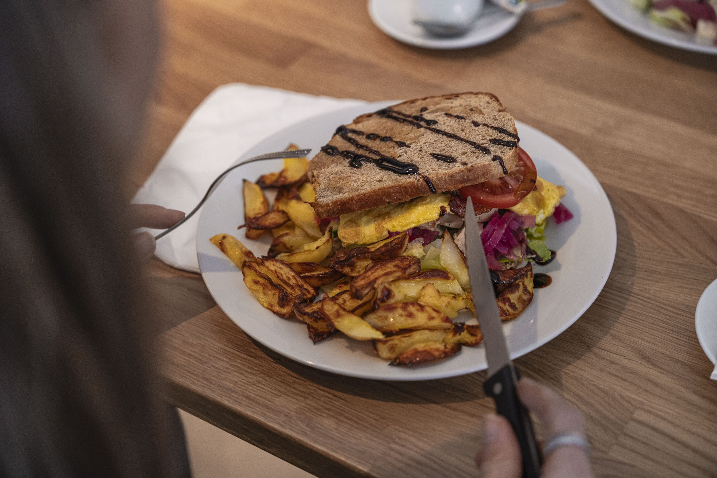 Sandwich med potet, lunsjtallerken på kafé