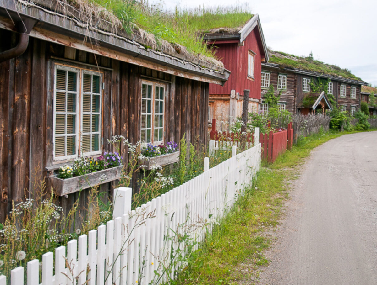 Tun med gamle bygninger hos Saga Trollheimen Hotel