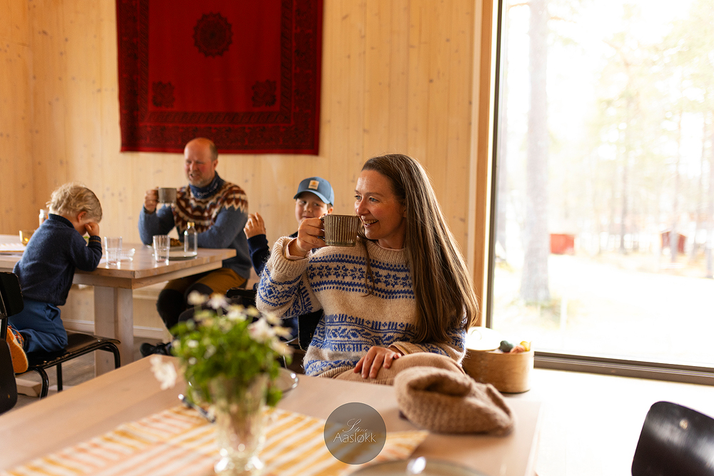 Kvinne som drikker kaffe blant andre gjester i museumskafeén.