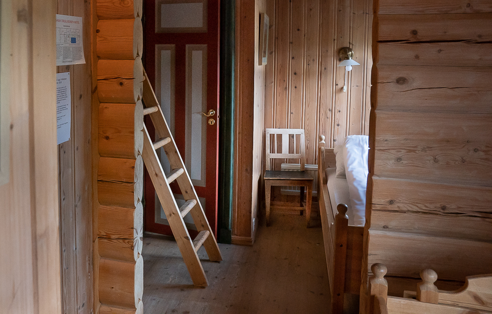 Soverom i tradisjonell lafta stil hos Saga Trollheimen Hotel.