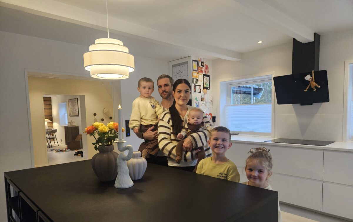Og her er hele familien samlet i det nye kjøkkenet.