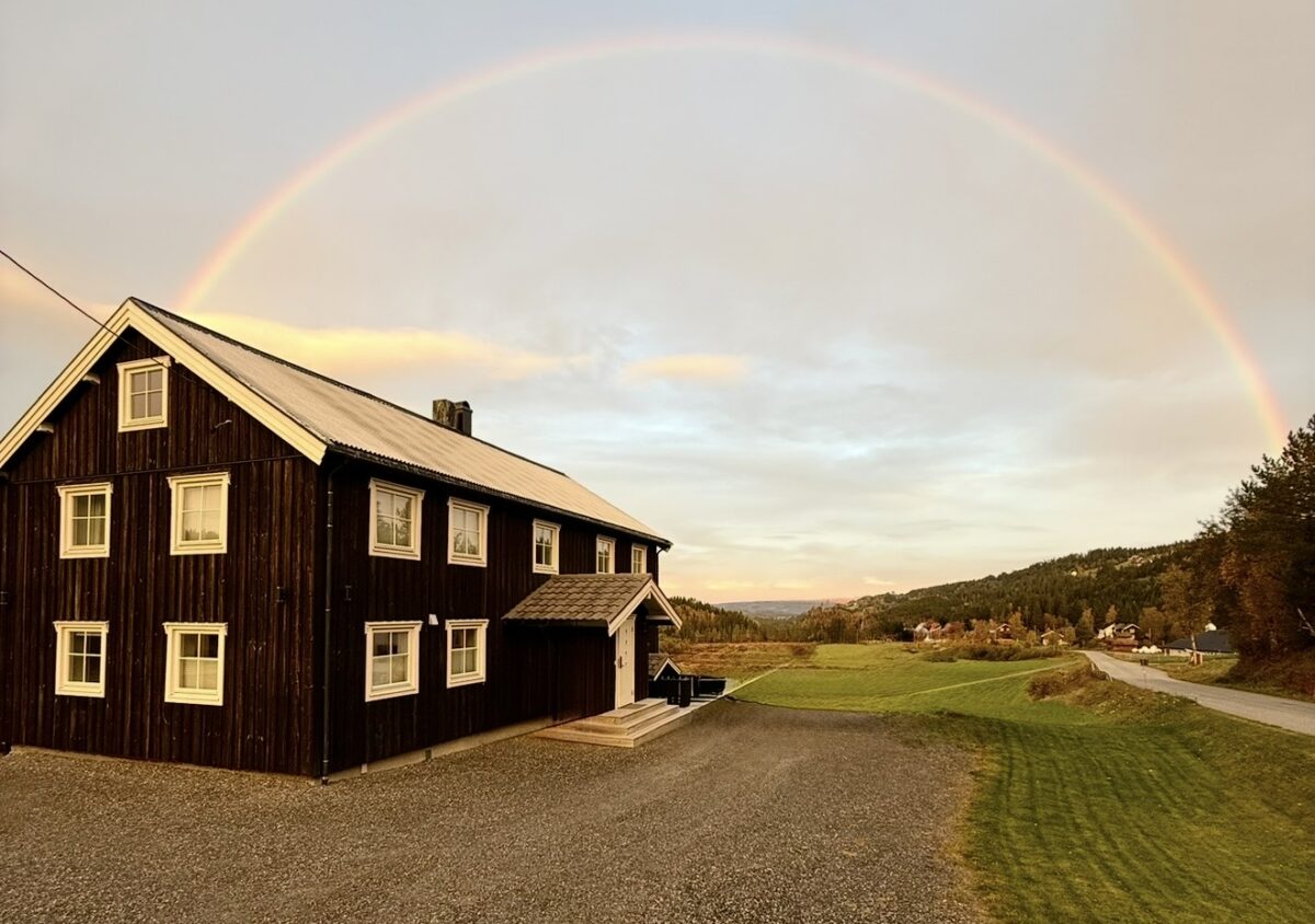 Bilde av et hus i en regnbue