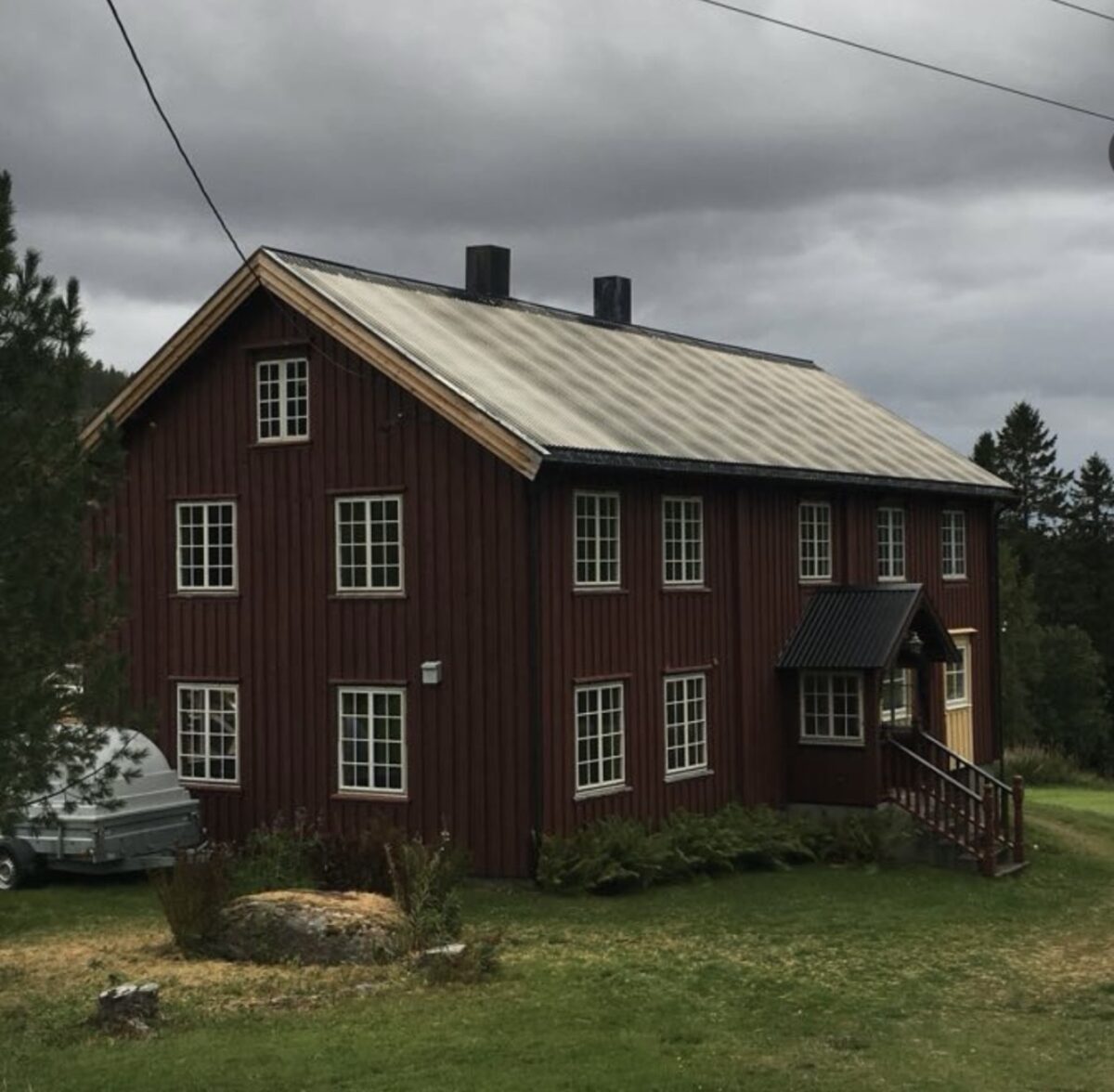 Bilde av et rødt eldre hus